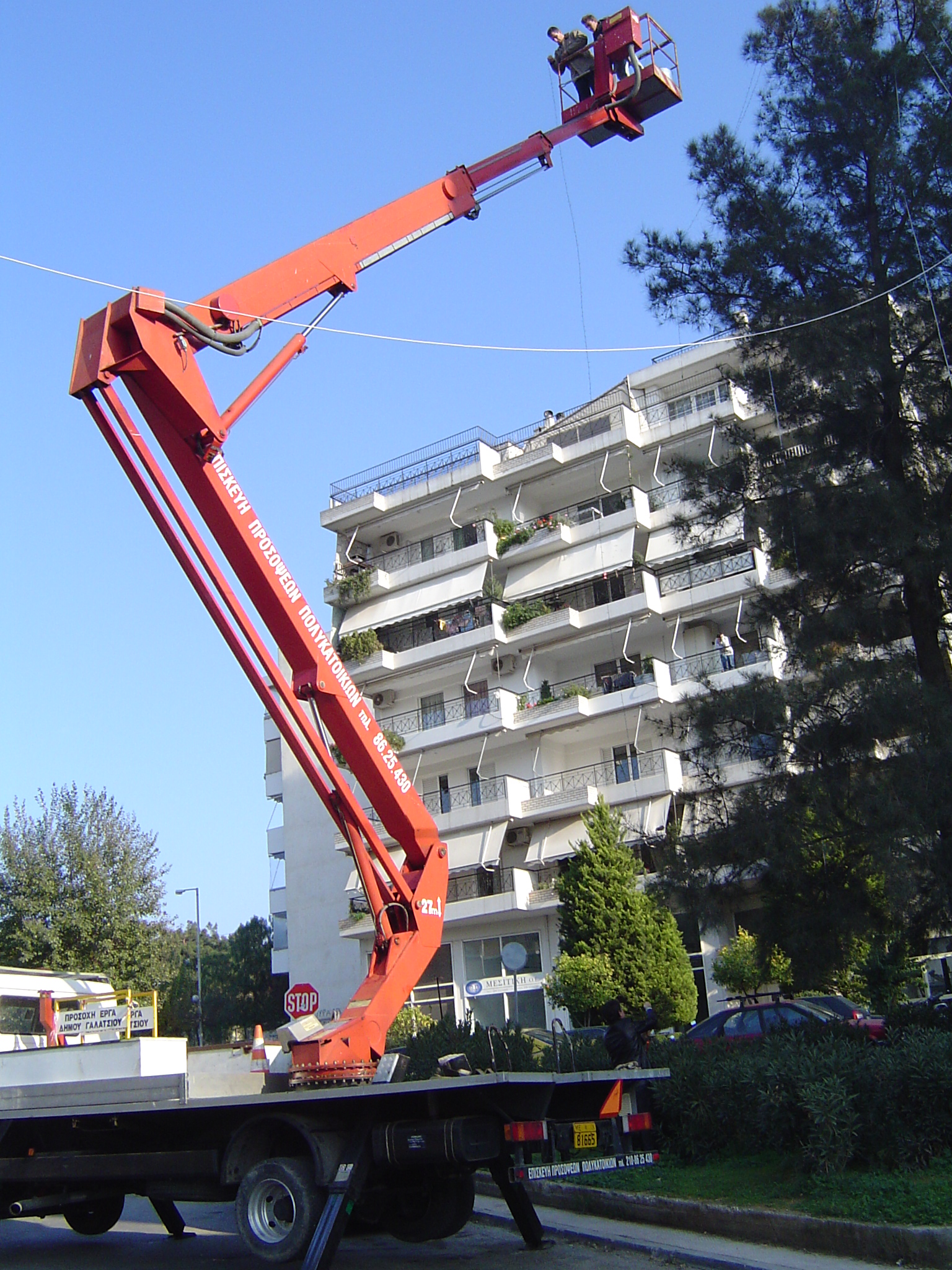 Εργασία μόνωσης ταράτσας σε κτίριο στην Αθήνα