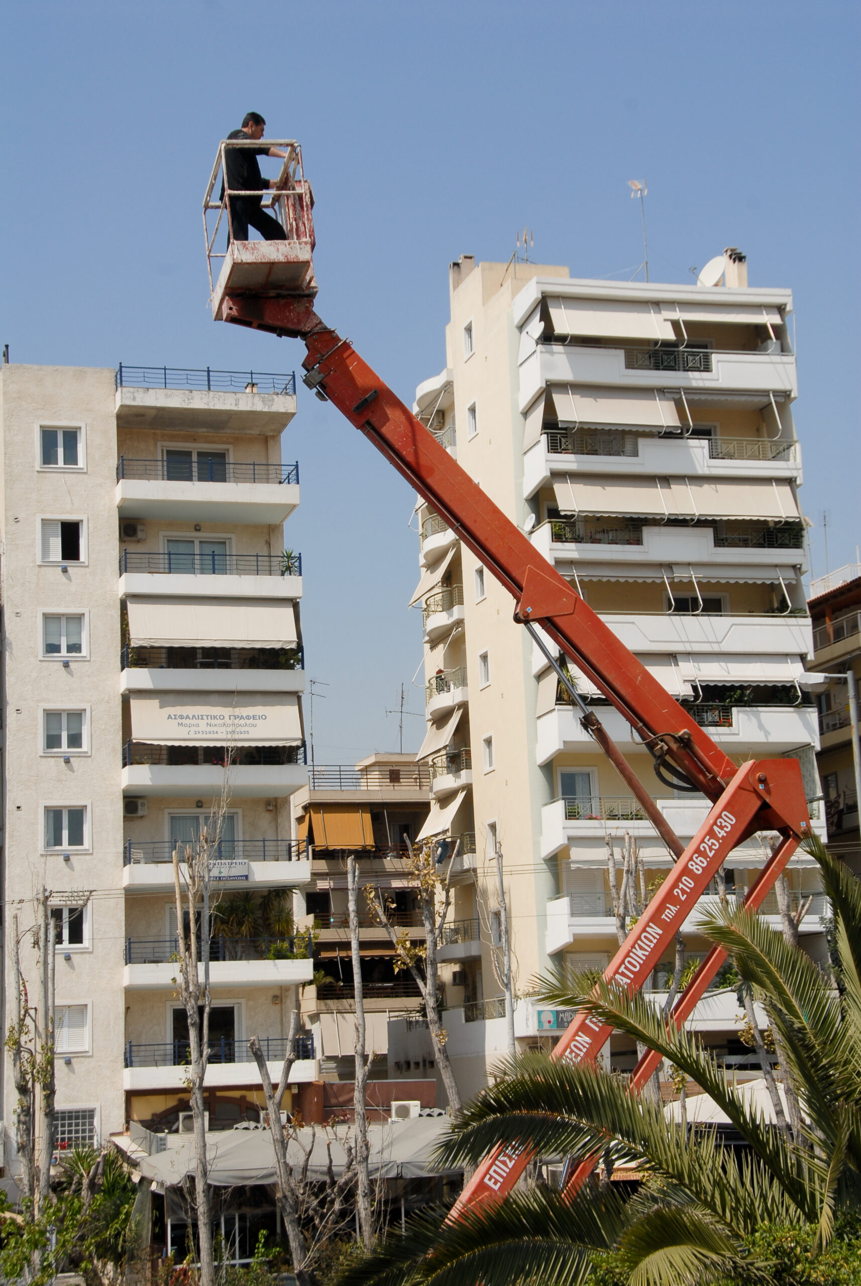 Καλαθοφόρο όχημα σε εργασία επισκευής πρόσοψης