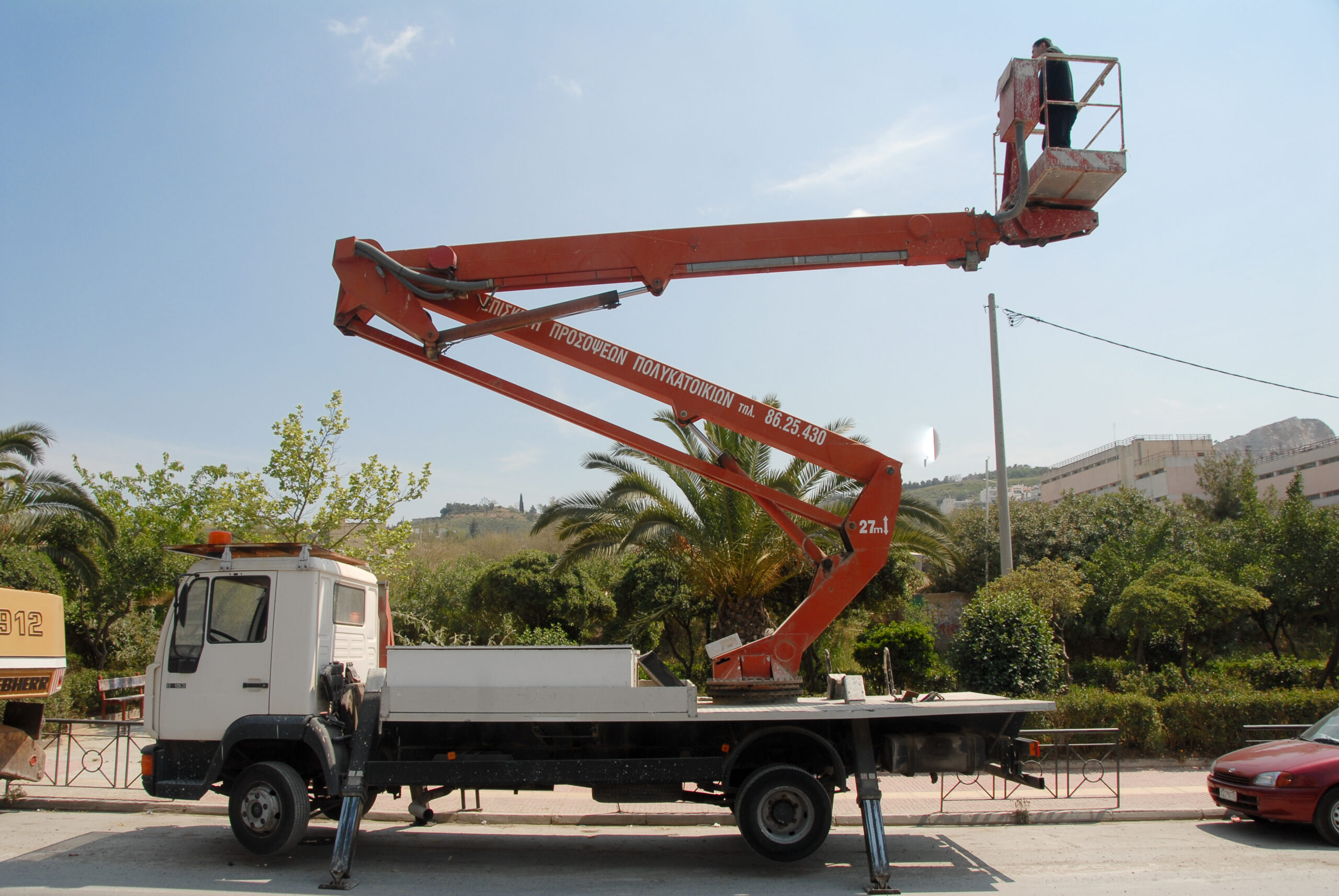 Επισκευή πρόσοψης πολυκατοικίας με καλαθοφόρο όχημα