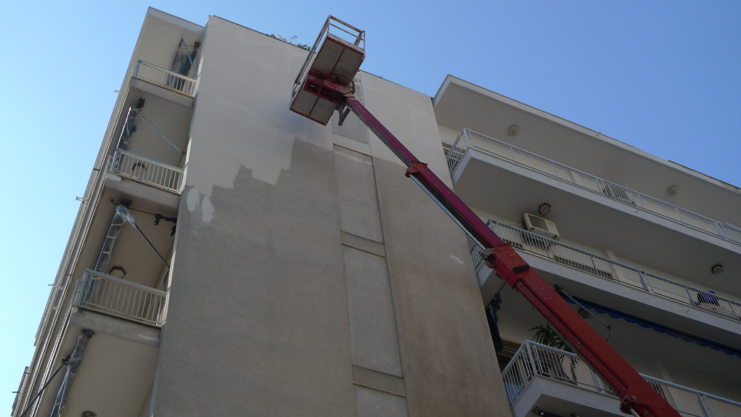 Ελαιοχρωματισμός πρόσοψης κτιρίου